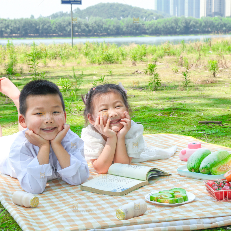 小孩子正在玩耍