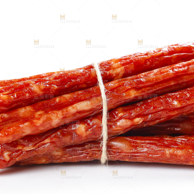 白底上摆放着广式腊肠