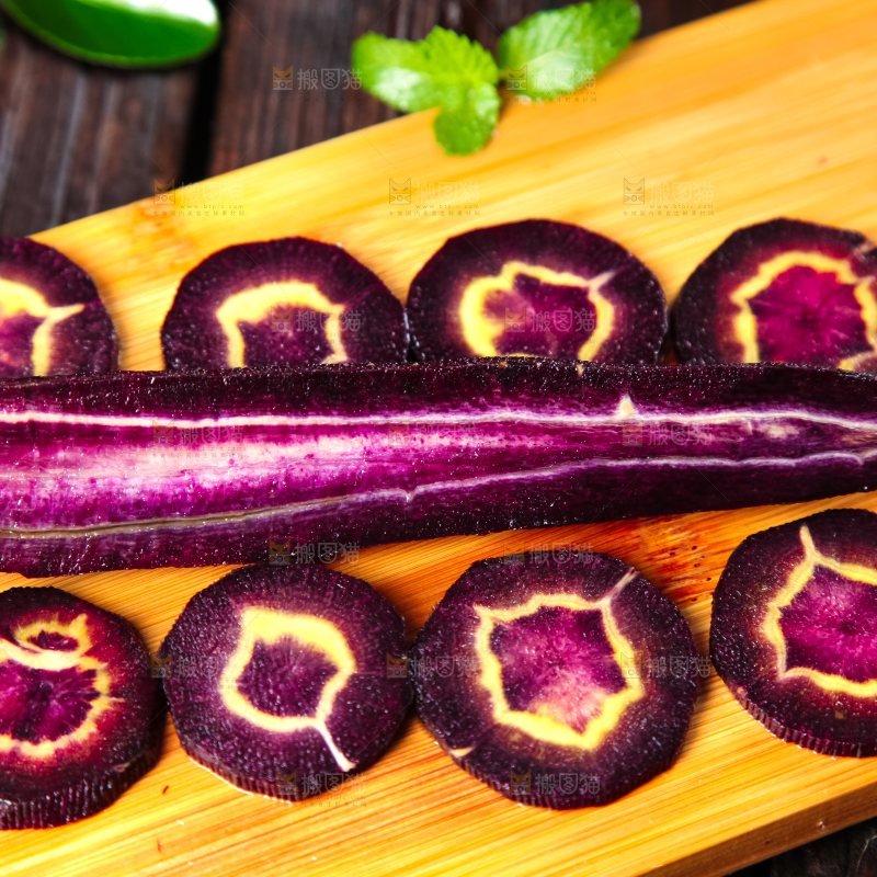 木板上摆放着大理紫胡萝卜