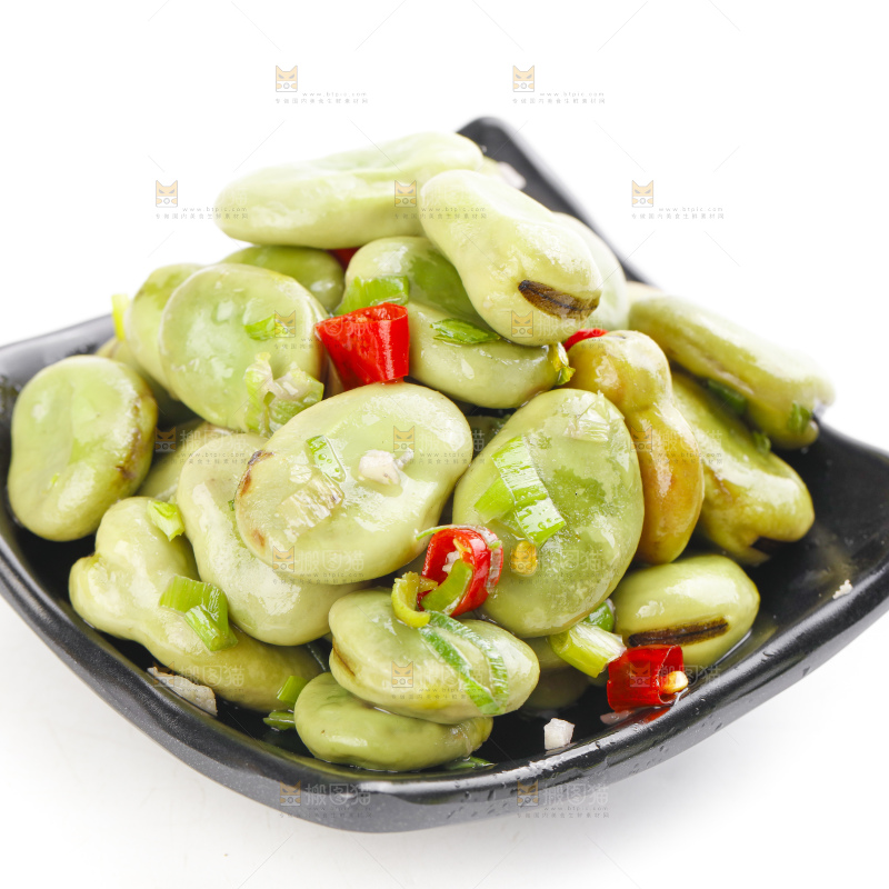 盘子里装着葱油蚕豆