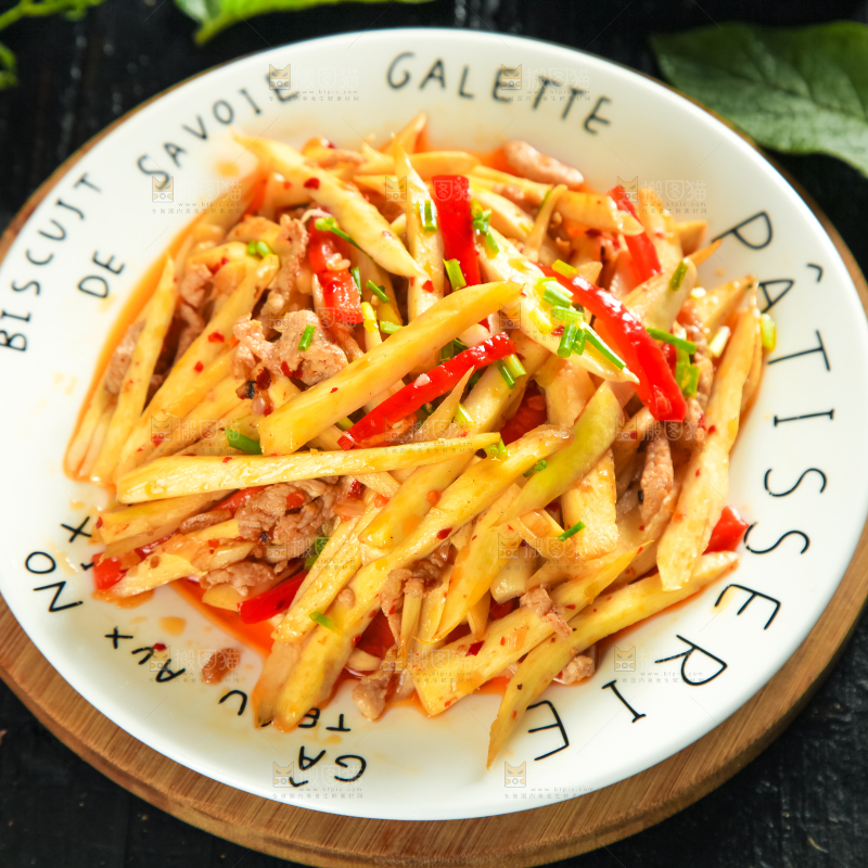 盘子里装着土豆炒肉