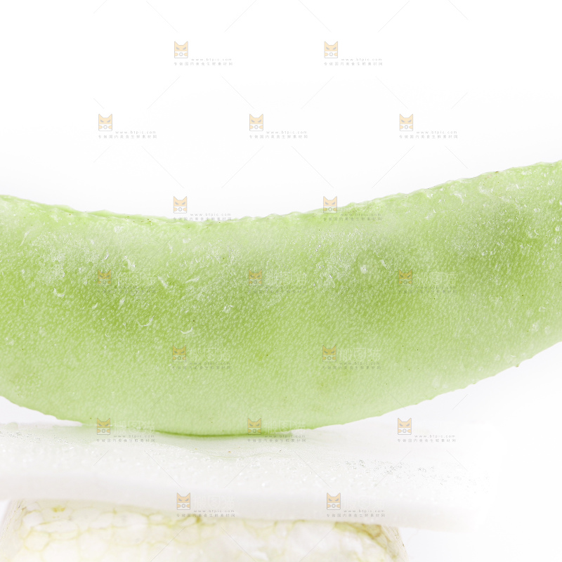 白底上放着扁豆