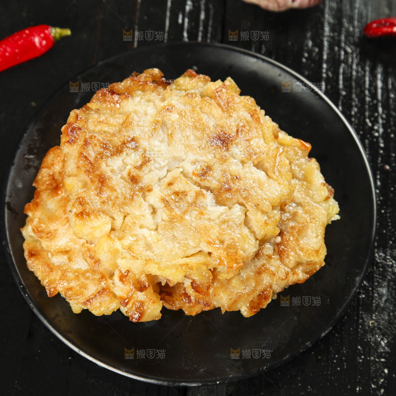 盘子里装着土豆饼
