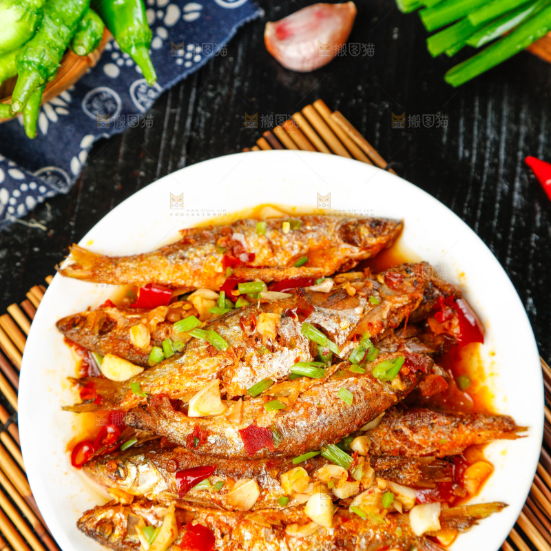 盘子里装着香煎小刁鱼