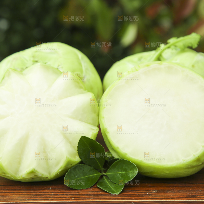 木板上放着青天津青苤蓝