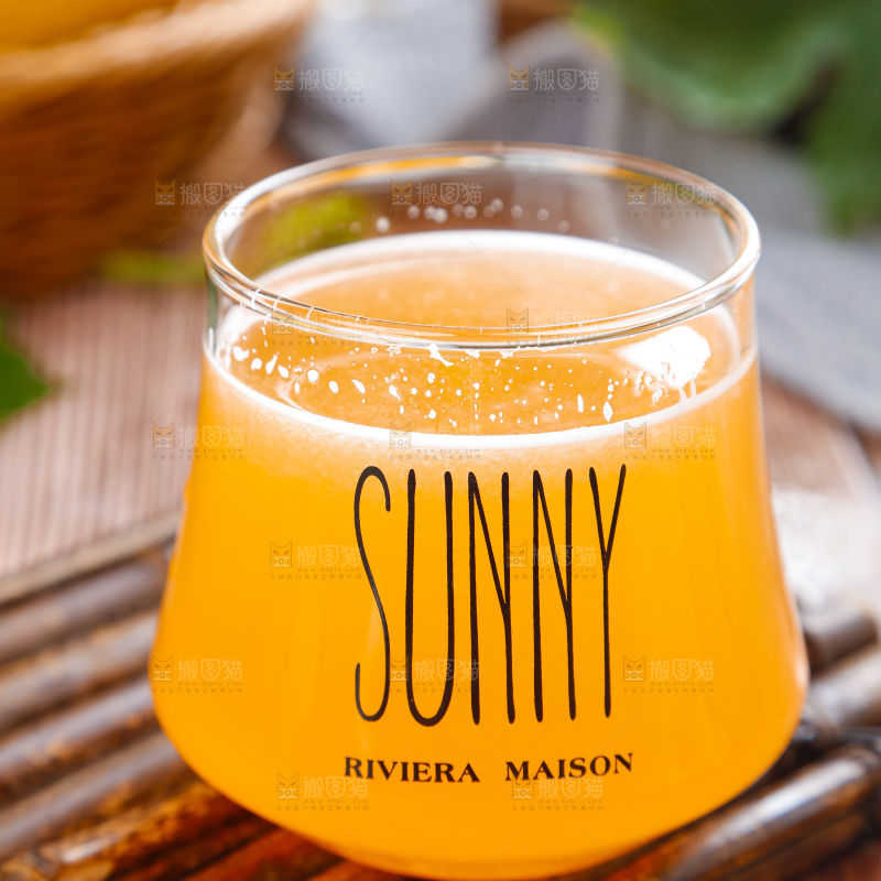 杯子里装着哈密瓜榨的果汁