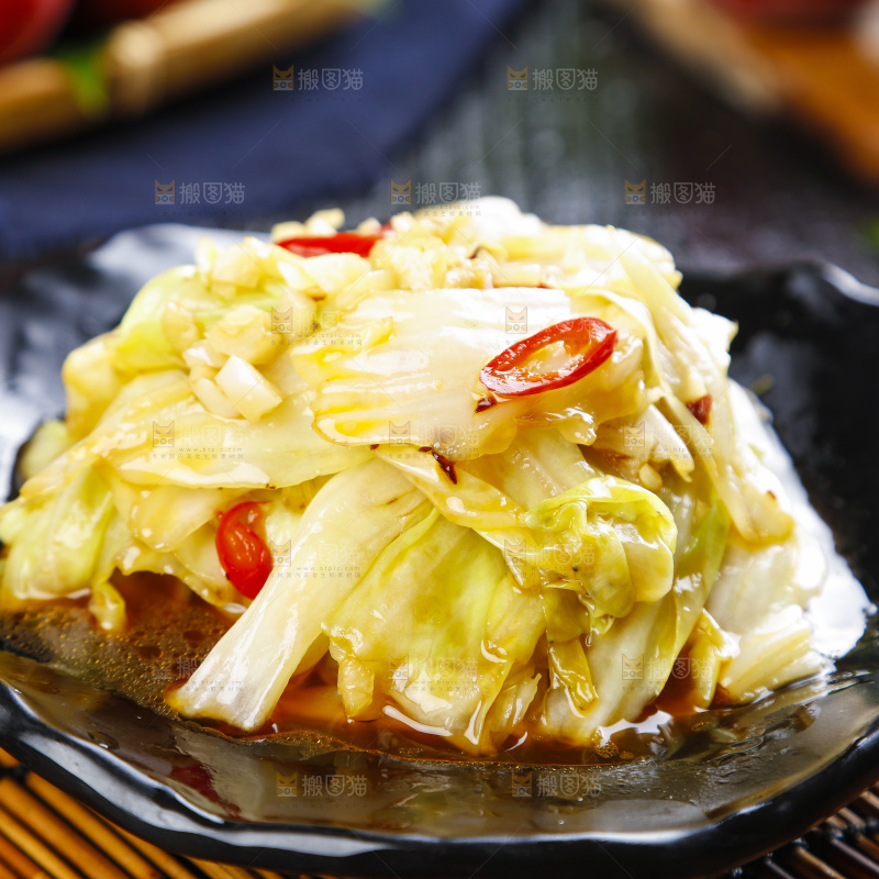 盘子里装着炒包心菜