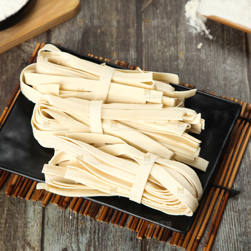 盘子里装着宽面条