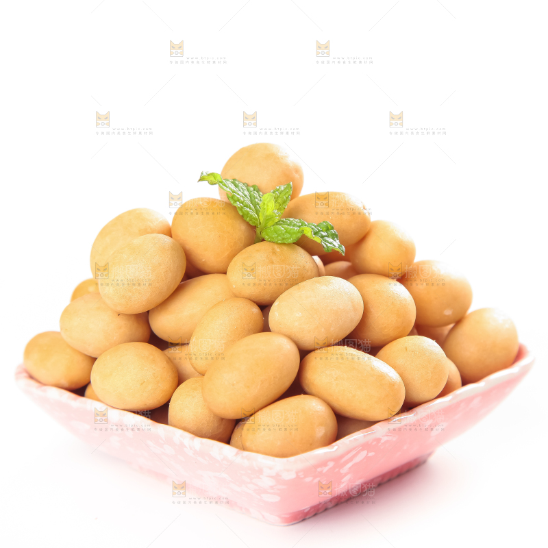 盘里装着鱼皮花生豆