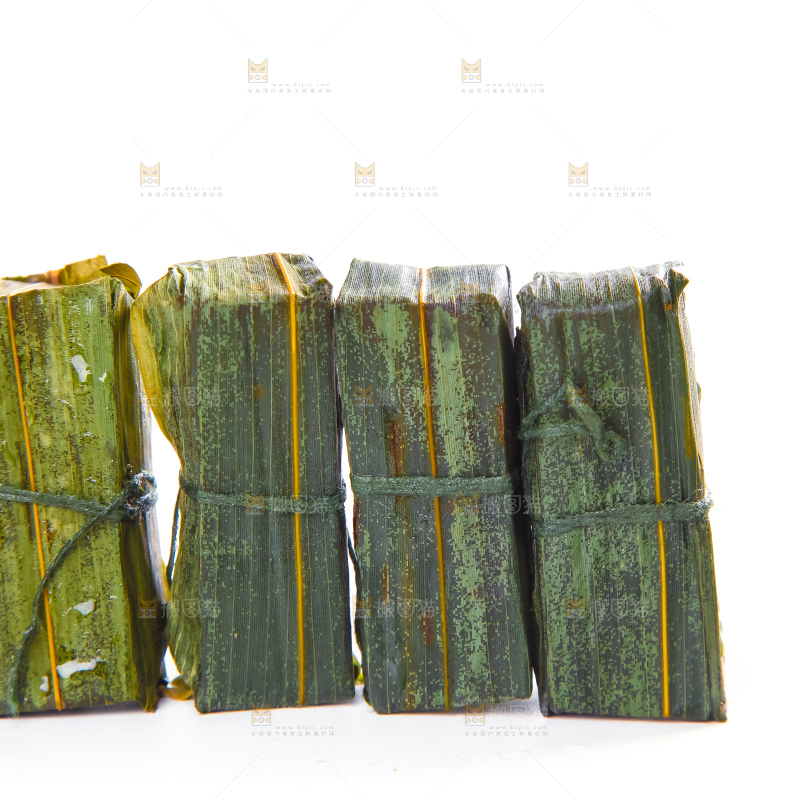白底上摆放着竹叶糕