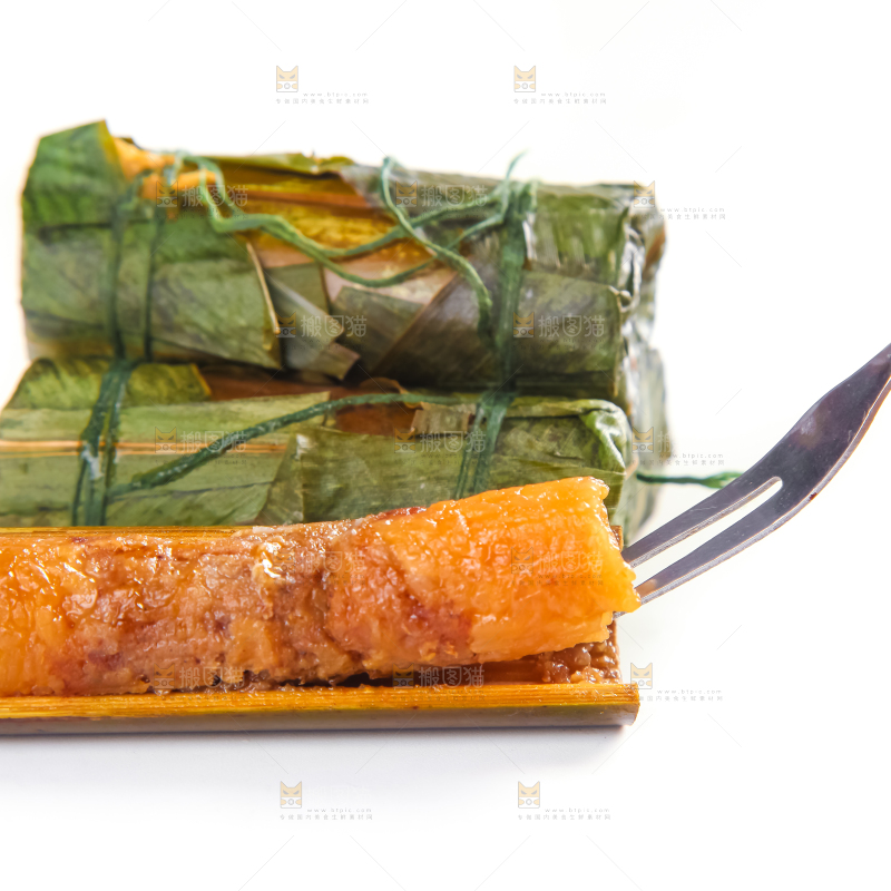 白底上放着竹筒肉粽