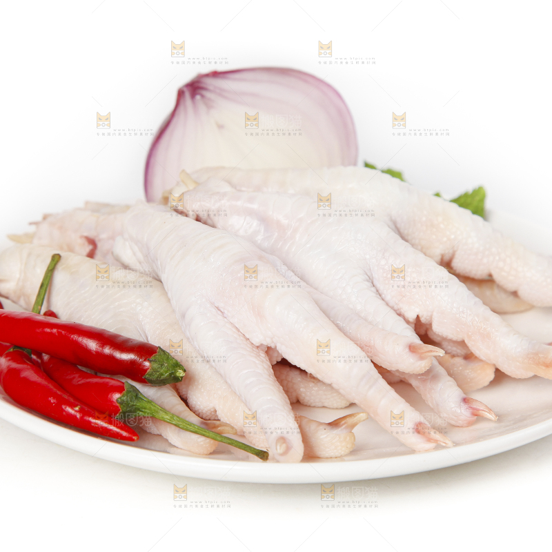 白底上放着一盘鸡爪子