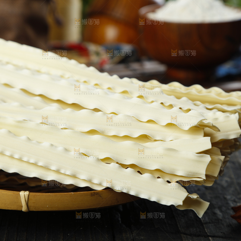 深底上摆放着干面条