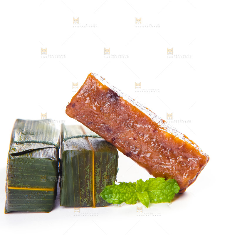 白底上摆放着竹叶糕