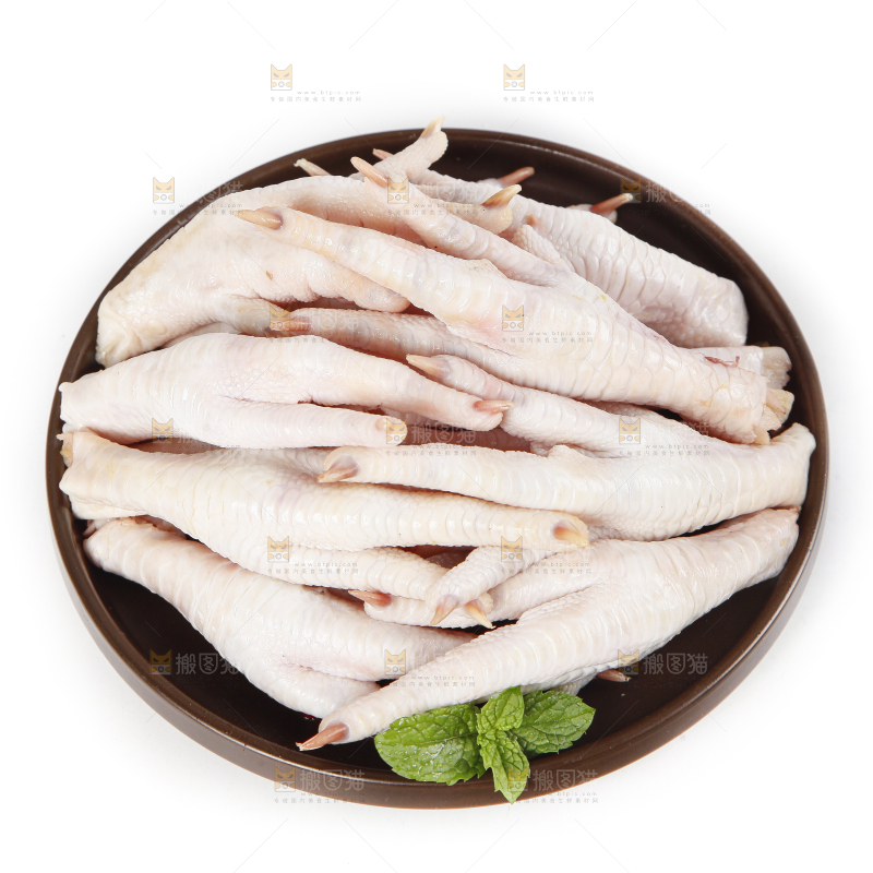 白底上放着一盘鸡爪子