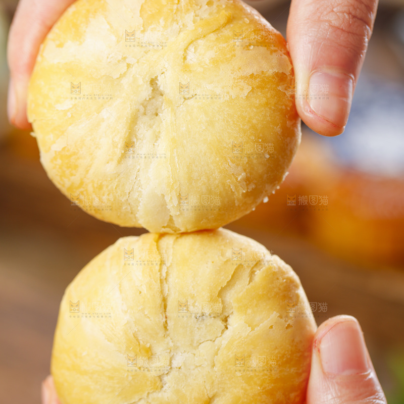 手里拿着五仁月饼