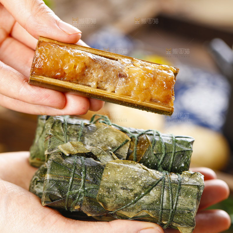 手里拿着竹筒糯米饭
