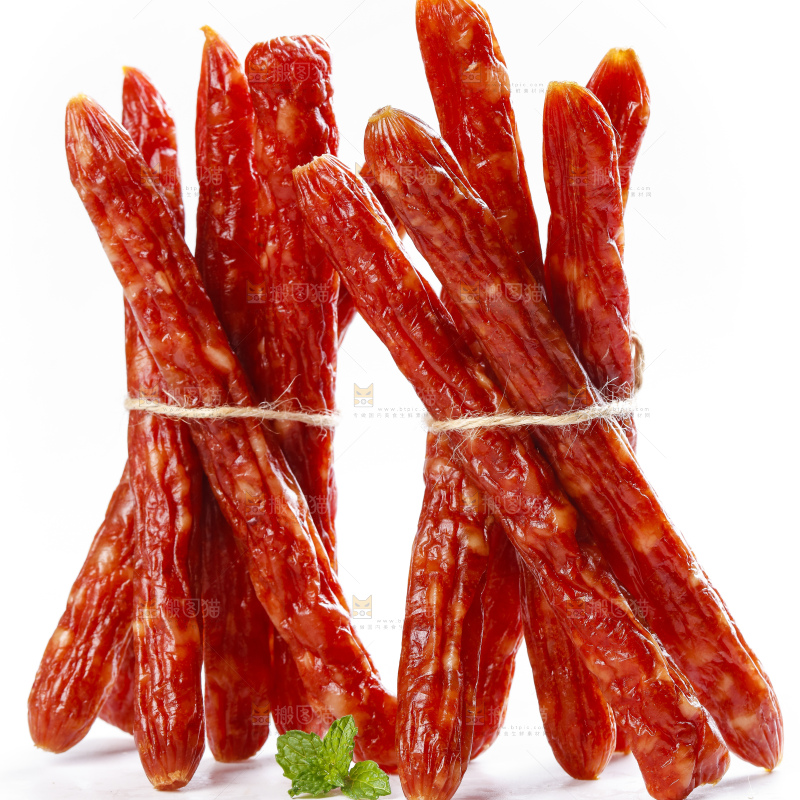 白底上摆放着腊肠
