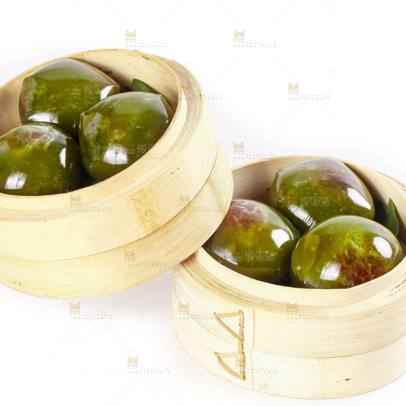 蒸笼里放着艾草青团