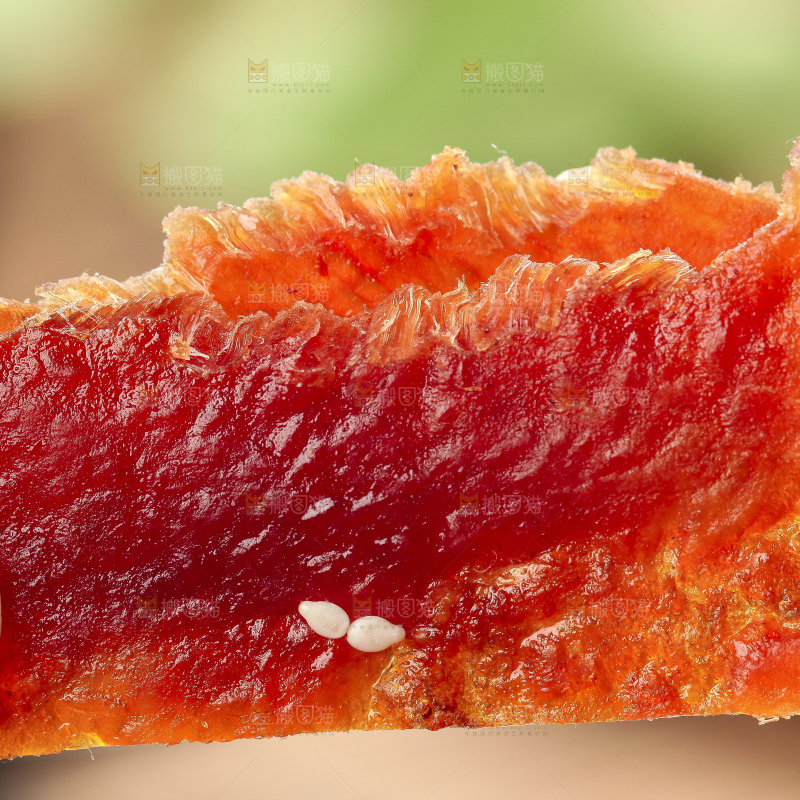 手里拿着肉脯