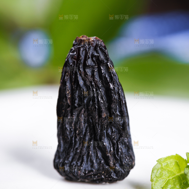 白底上放着新疆葡萄干