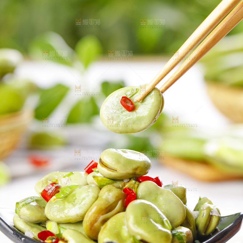 盘子里装着炒蚕豆