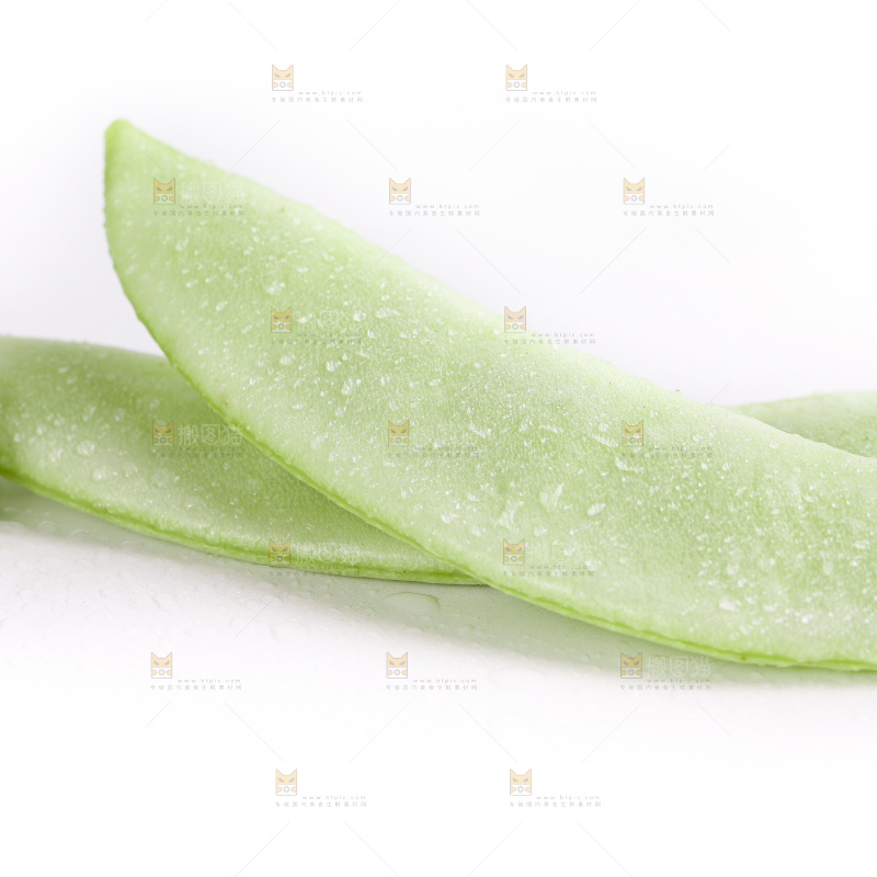 白底上放着扁豆