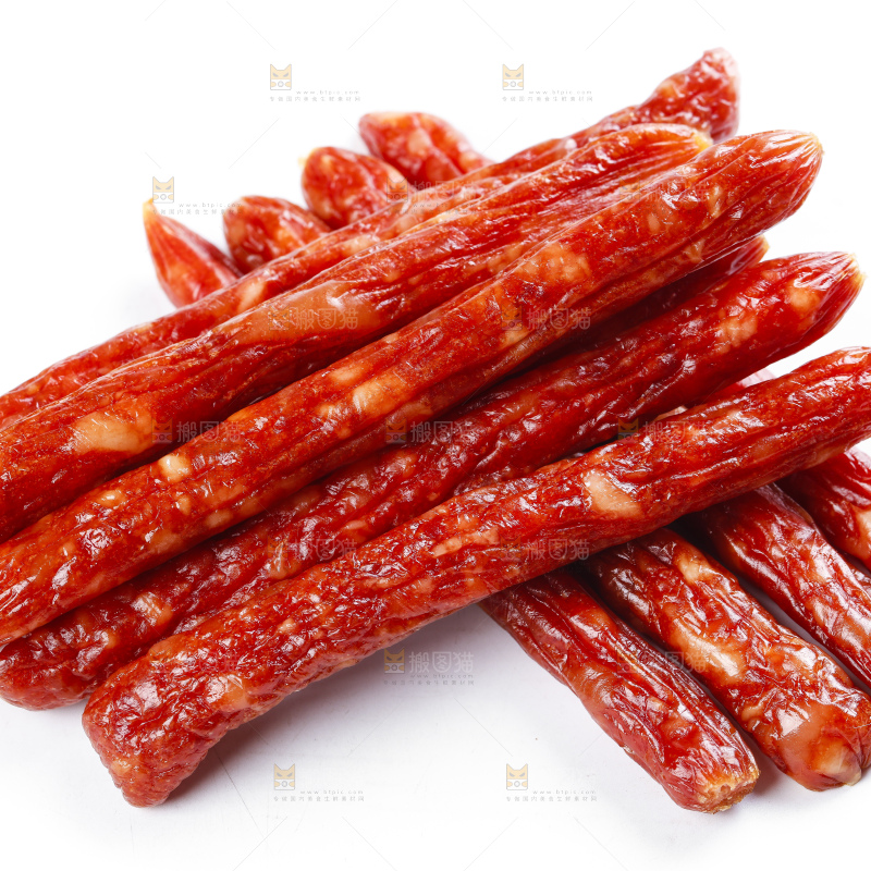 白底上摆放着广式腊肠