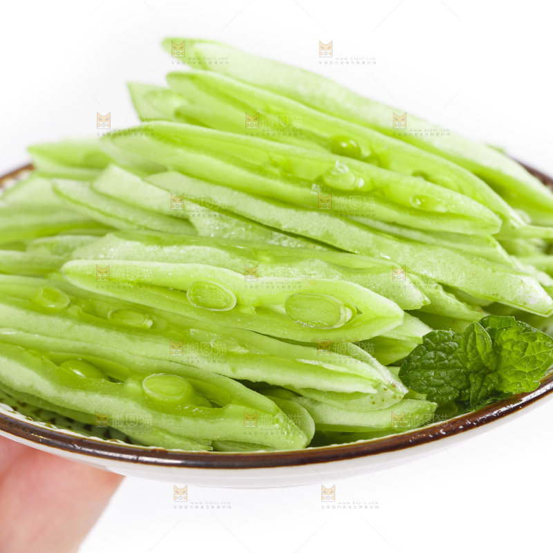 盘子里放着扁豆