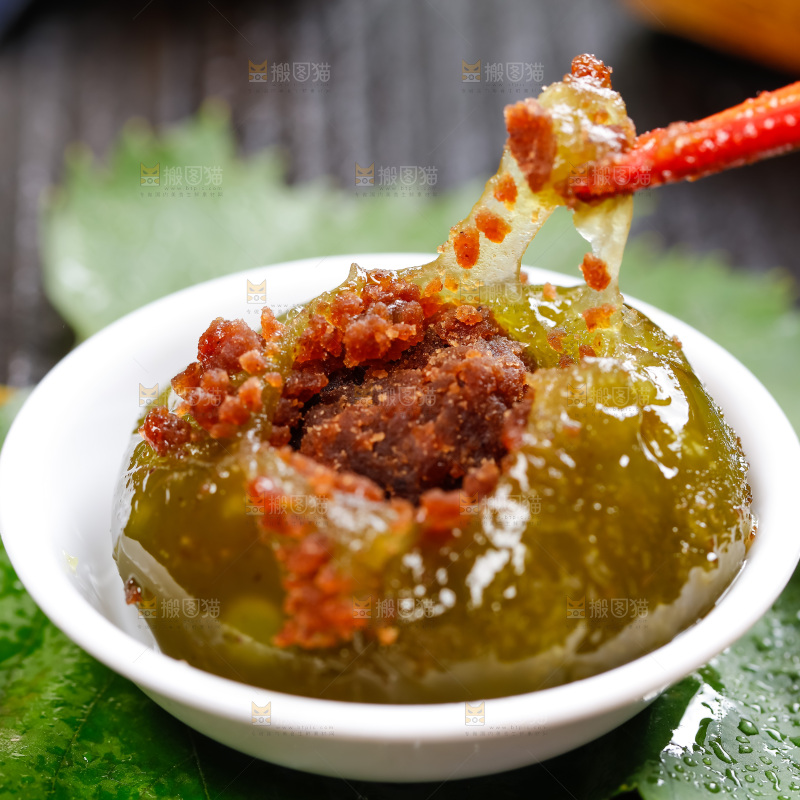 碟子里装着艾草团