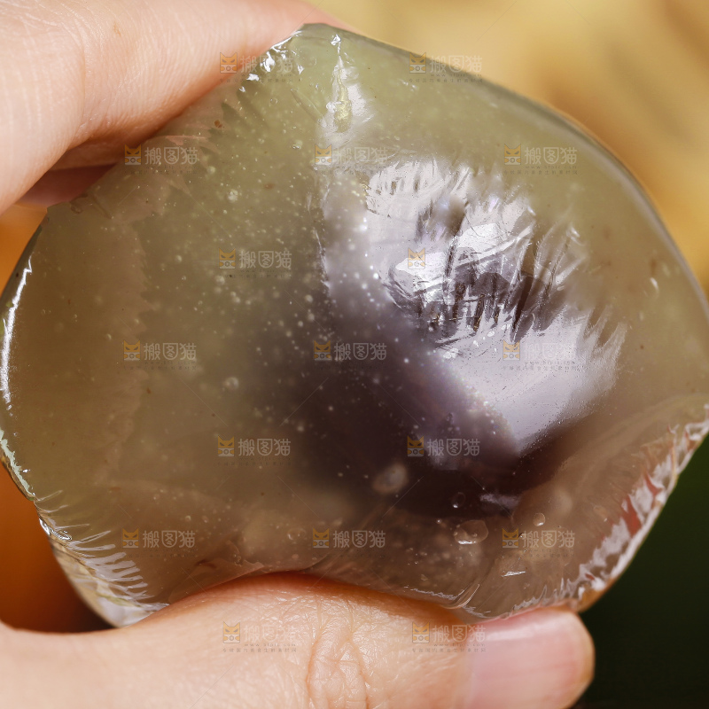 手里拿着彩色青团