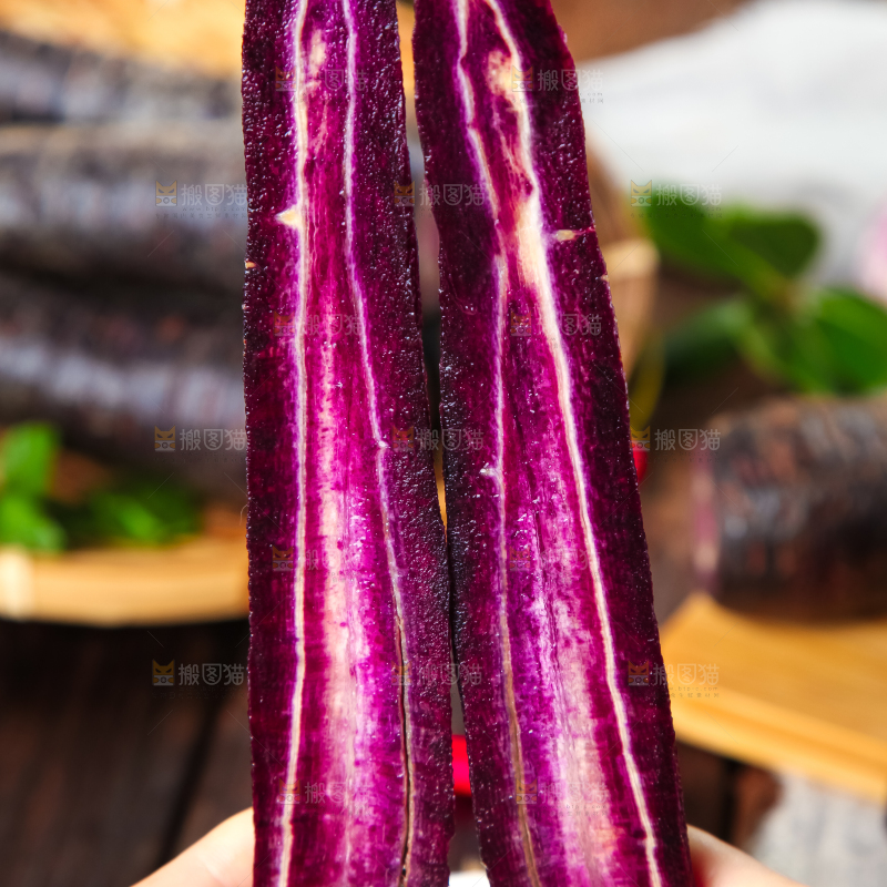 手里拿着紫玉萝