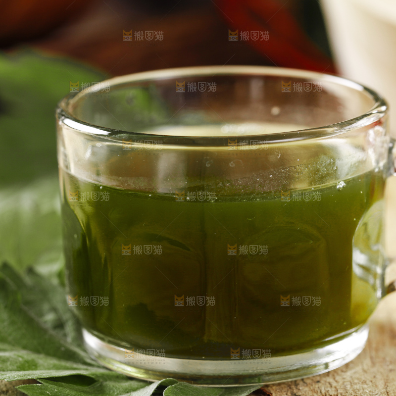 杯子里装着艾草榨的汁