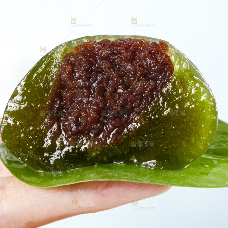 手里拿着青团
