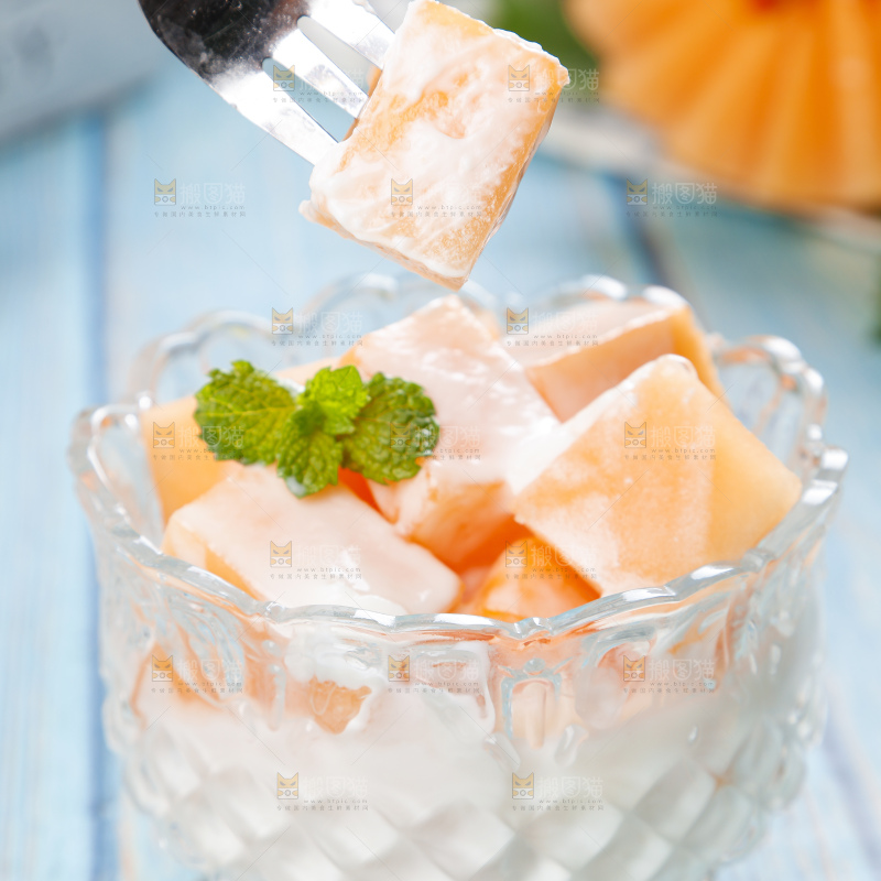 杯子里装着牛奶哈密瓜