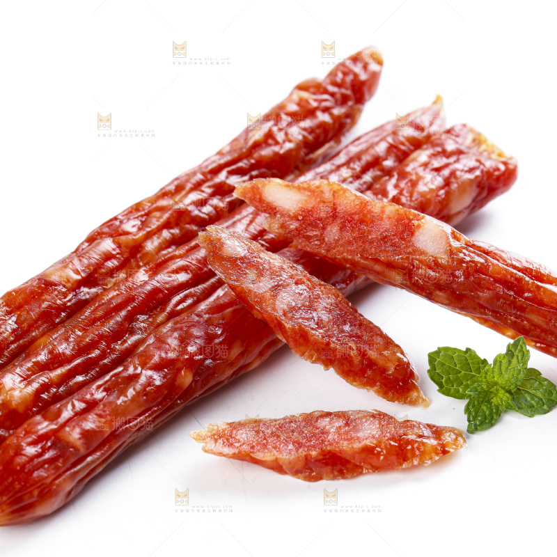 白底上放着腊肠