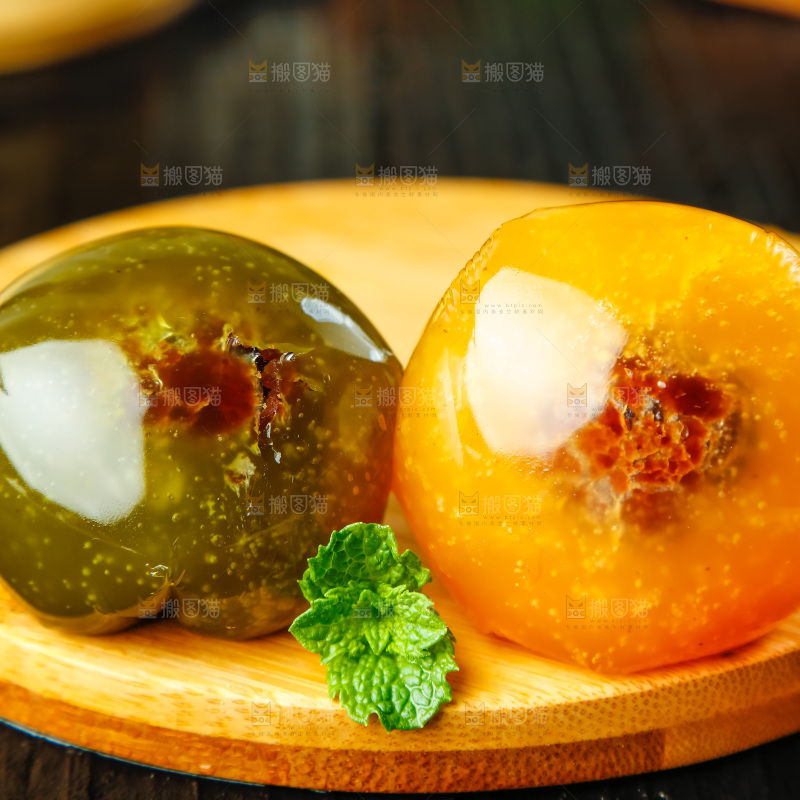 木底上摆放着青团