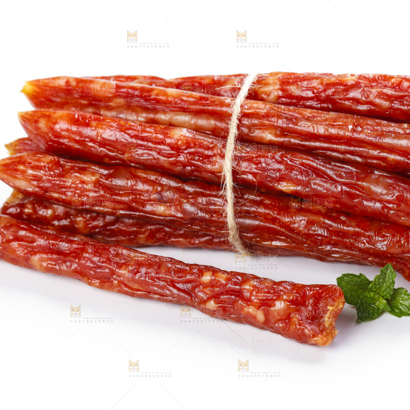 白底上摆放着腊肠