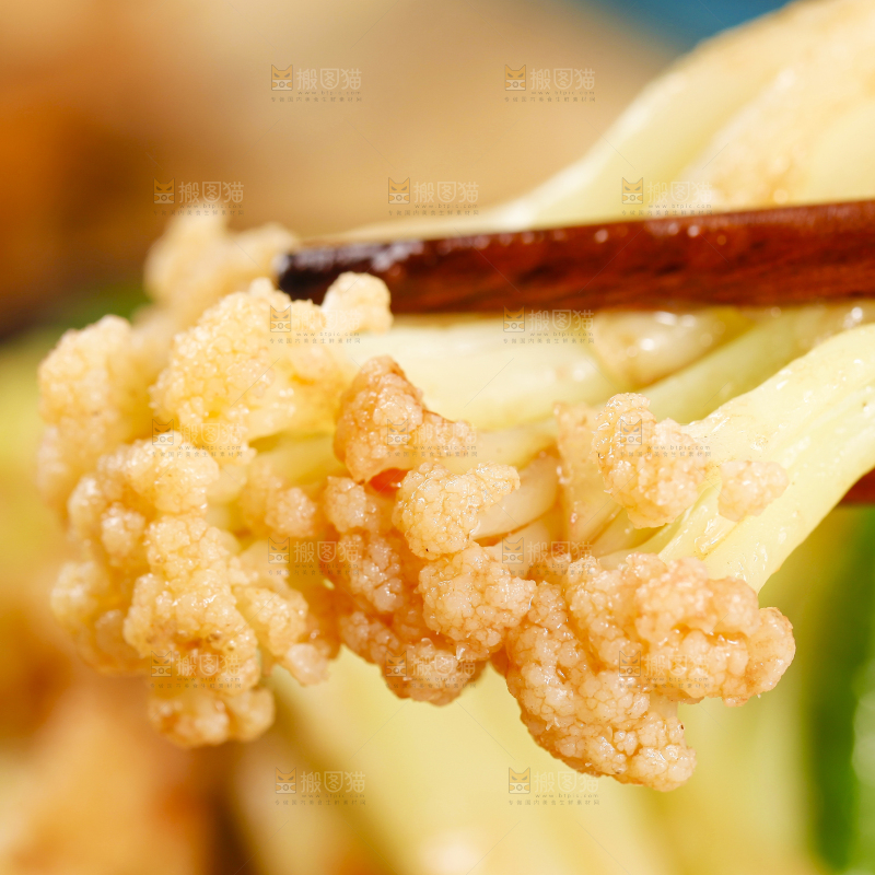筷子夹着炒花菜