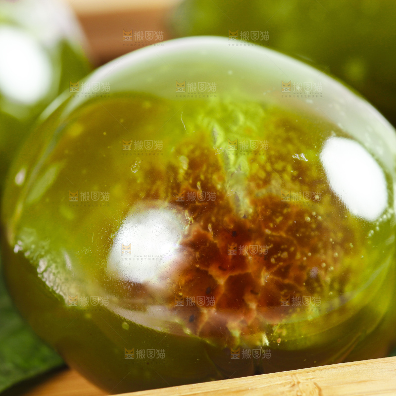 木盒里装着艾草团