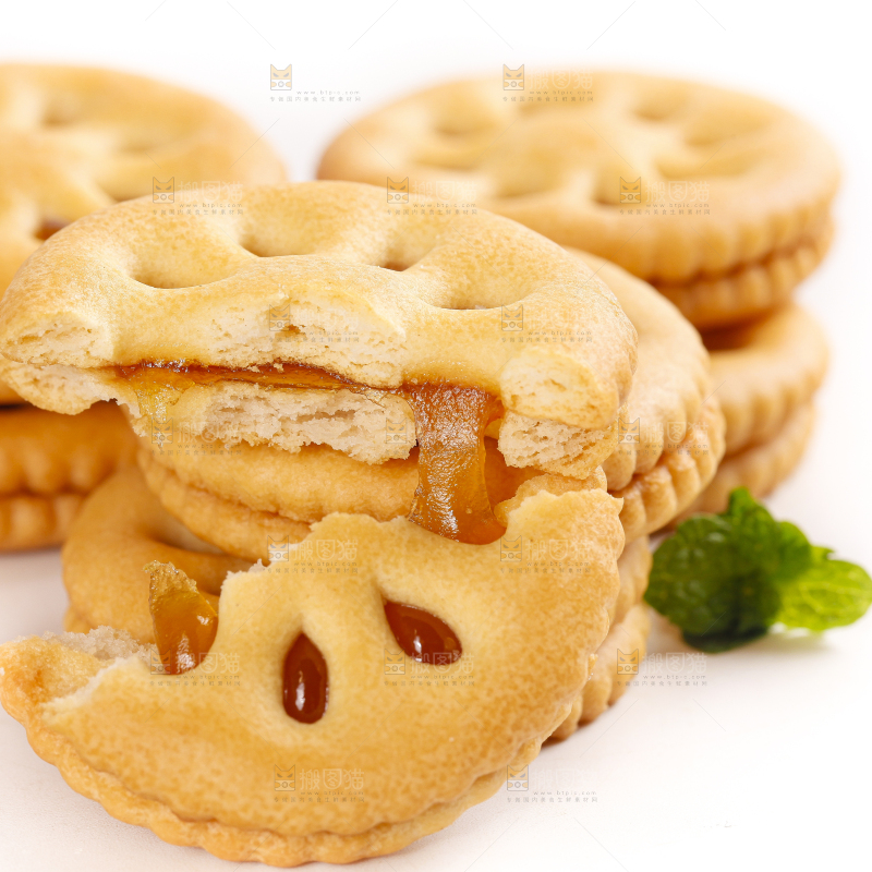 白底上摆放着夹心饼干