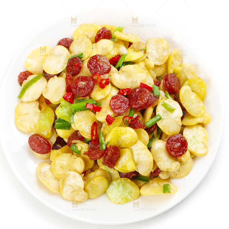盘子里装着蚕豆米炒香肠