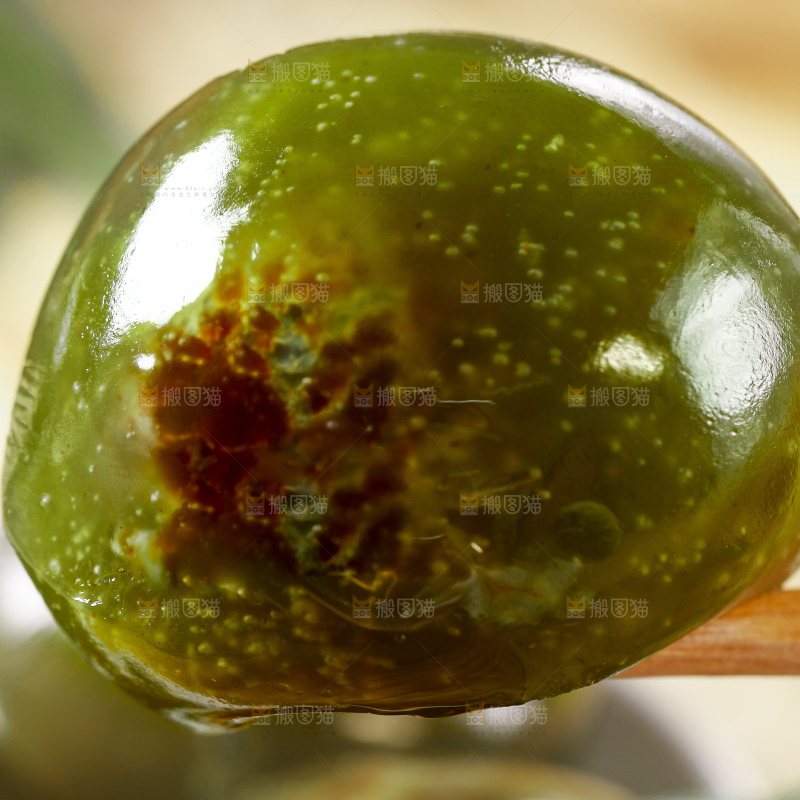 筷子夹着艾草青团