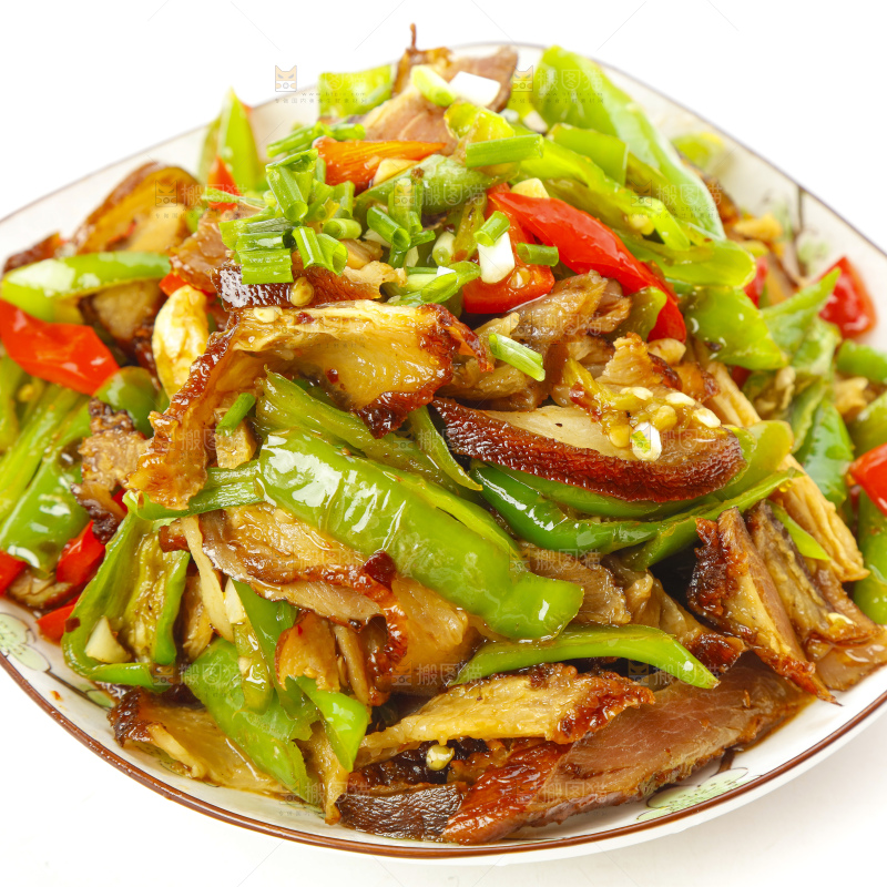 盘子里装着青椒炒肉