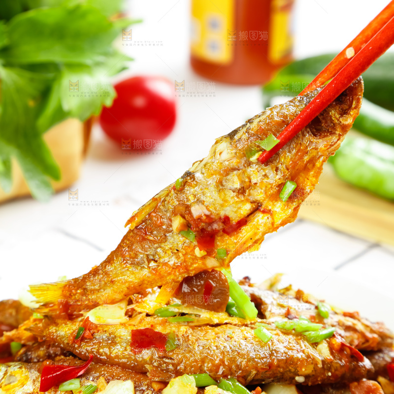 盘子里装着香煎小刁鱼