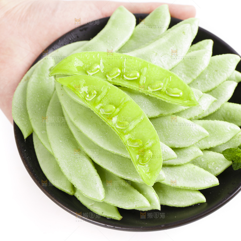 手里拿着一碟扁豆角