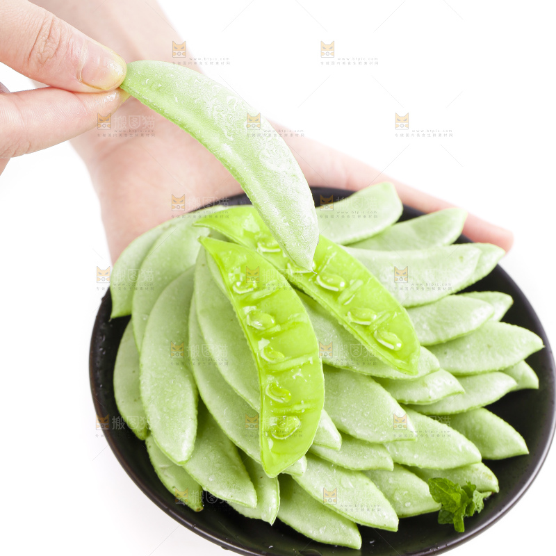 手里拿着一碟扁豆角