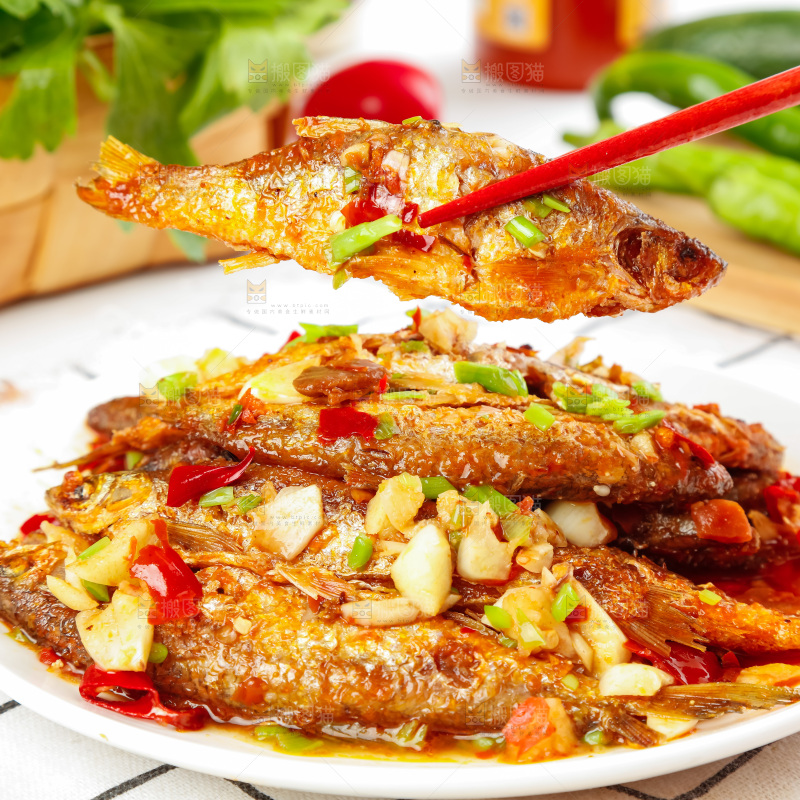 盘子里装着香煎小刁鱼