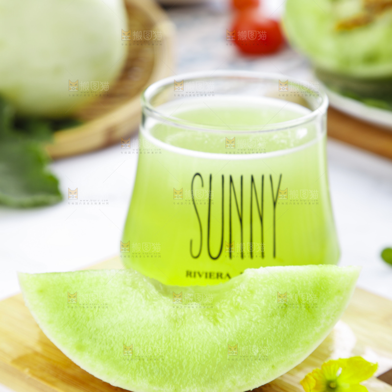 杯子里装着玉菇香瓜榨的果汁