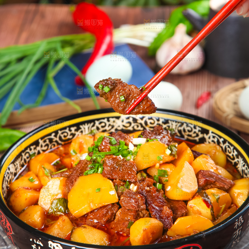 盘子里装着土豆烧牛肉